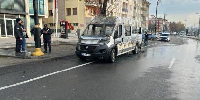 Sivas’ta  Minibüs Alevlere Teslim Oldu