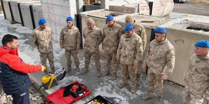 Sivas’ta Jandarma Asayiş Personeline Enkaz Eğitimi