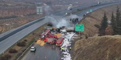 Zincirleme kazada 3 TIR alev aldı