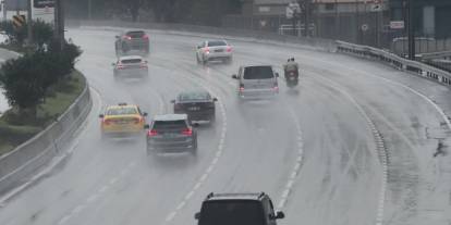 İstanbul'da cadde ve sokaklar göle döndü