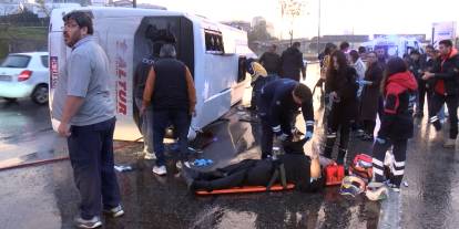 Servis minibüsü devrildi: 1'i ağır 11 yaralı