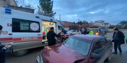 Sivas'ta Hafif Ticari Araç ve Otomobil Çarpıştı: 3 Yaralı