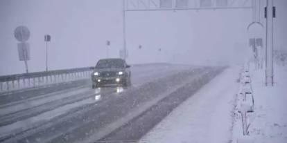 Sivas’ta yüksek kesimlerde kar ve sis sürücülere zor anlar yaşattı