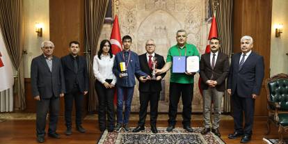 Sivas’ta Gurur Ziyareti: Dünya Birincisi Öğrenci Valilikte