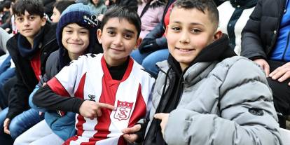 Sivas’ta tribünler minik yiğidolara emanet