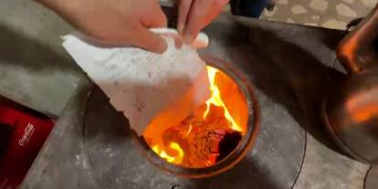 Sivas’ta borç yükü kül oldu! Veresiye defterini sobada yaktı