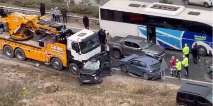 Buzlanma nedeniyle vinç 13 araca çarptı: 5 yaralı