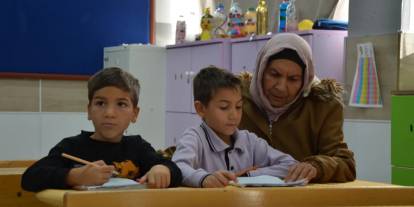 Torunu için 64 yaşında okuma yazma öğrendi