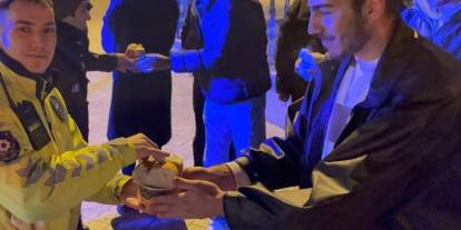 Sivas'ta Gençlerden Polislere Gönül Isıtan Jest