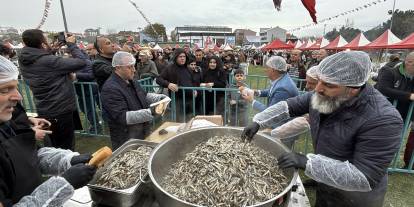 Festivalde 10 bin kişiye 3 ton hamsi dağıtıldı
