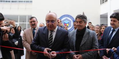 Sivas’ta aile temalı uluslararası posta sanatı sergisi açıldı