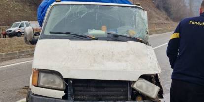 Sivas'ta Kamyonet İstinat Duvarına Çarptı:4 Yaralı