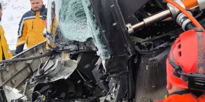 Yolcu otobüsü tıra çarptı, yaralılar var