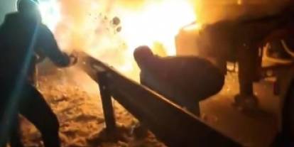 Sivas'ta Yanan Tıra Ellerindeki Karla Koştular