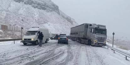 Sivas-Erzincan kara yolunda kar nedeniyle ulaşım güçlükle sağlanıyor