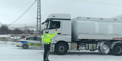 Sivas’ta Yoğun Kar Alarmı: Kritik Geçitte Trafik Durdu