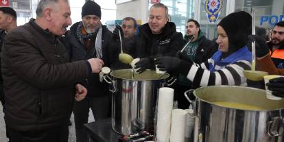 Sivas’ta Kar Nedeniyle Terminalde Bekleyenlere Sıcak İkram