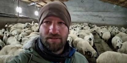 Sivas’ta kar altında sürüler, ağılda türkü