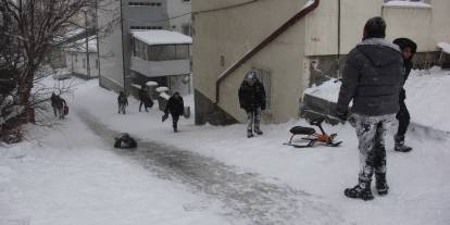 Sivas'ta çocukların leğen, poşet ve kartonla kar keyfi
