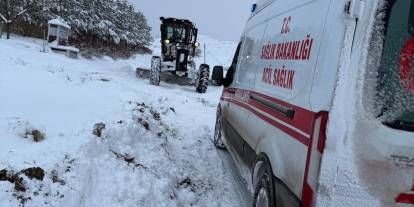 Sivas'ta karlı yollar hasta için aşıldı