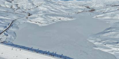 Sivas'ta Yıldız Göleti'nin yüzeyi buz tuttu