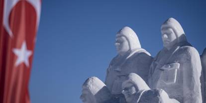 Sarıkamış şehitleri anısına kardan yapılan heykeldeki Türk bayrağı karanfillerle kaplandı