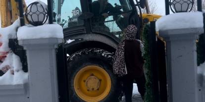 Sivas’ta İş Kadınından Karla Mücadelede Örnek Davranış