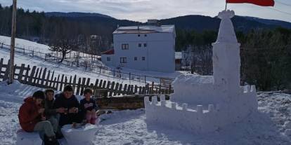 Sivas'ta Kardan Kız Kulesi Manzarası Eşliğinde Çay Keyfi