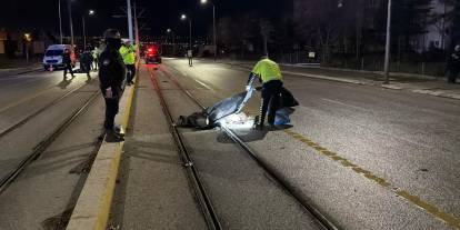 Otomobil yayaların arasına daldı: 3 ölü