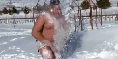 Sivas'ta Dondurucu Havada Kar Banyosu