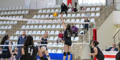 Sivas’ta genç voleybolcular zirve için mücadele ediyor