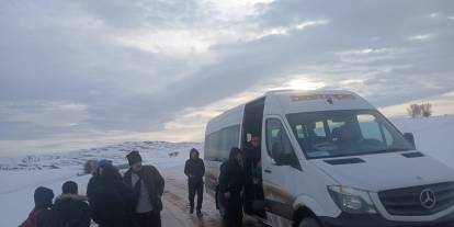Sivas’ta okul servisleri buzlanmaya takıldı