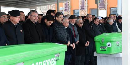 Vali Şimşek, kazada yaşamını yitirenlerin cenazesinde