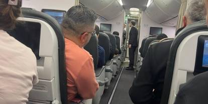 Sivas'a gelen uçak kardan iniş yapamadı