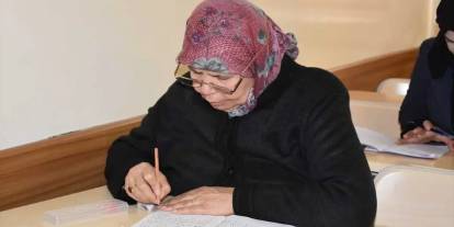 Okuma yazma öğrenen 65 yaşındaki kadın hayaline kavuştu