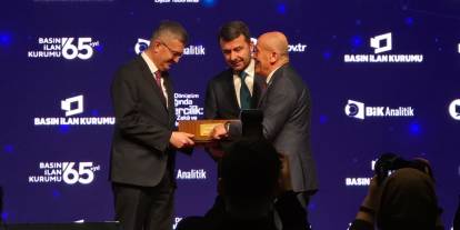 Karahan’dan İletişim Başkanı Duran’a plaket