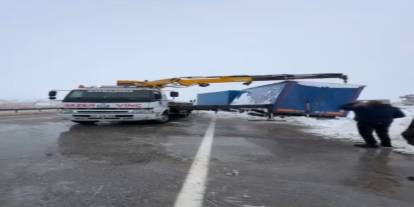 Sivas'ta kara saplanan TIR kurtarıldı