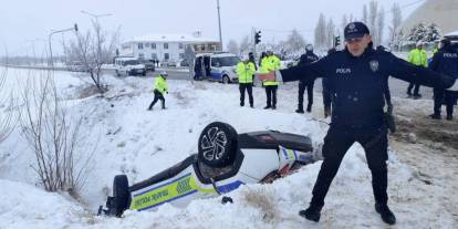 Polis aracı şarampole uçtu: 2 polis yaralandı