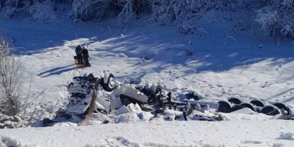 Sivas'ta TIR şarampole devrildi, sürücü yaralı