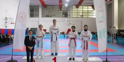 Sivas’ta genç karateciler madalya için ter döktü