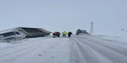 Sivas'ta yoldan çıkan kamyon kurtarıldı