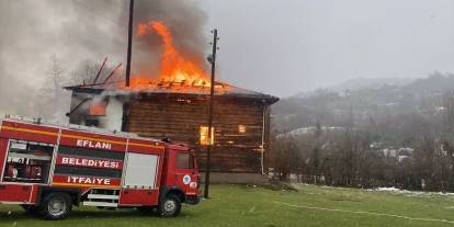 Tarihi cami yangında kullanılamaz hale geldi