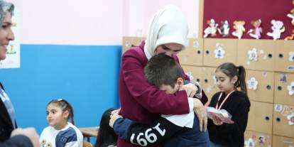 Bakan Göktaş, Pençe-Kilit şehidinin oğluna karnesini verdi