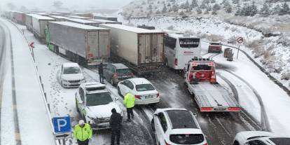 Sivas yolunda kar ulaşımı aksatıyor