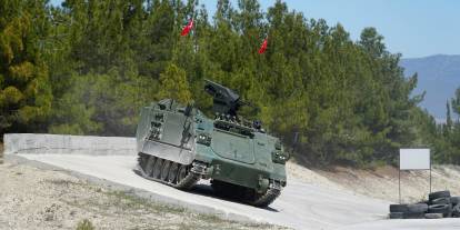 İlk elektrikli zırhlı personel taşıyıcısı teslim edildi