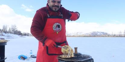 Sivas’ta meşhur tostçunun soğuk hava şovu hastanede bitti
