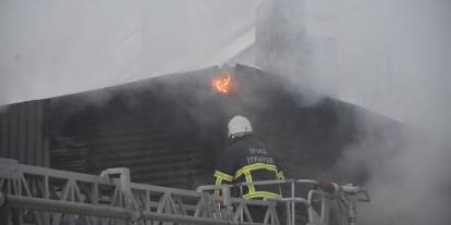 Sivas'ta iki katlı evin çatısında yangın