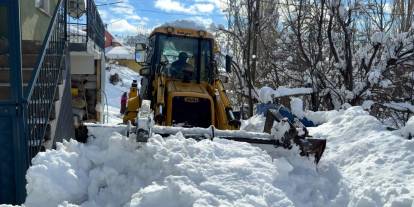 Devleti beklemedi, kapanan köy yolunu kendi kepçesiyle açtı