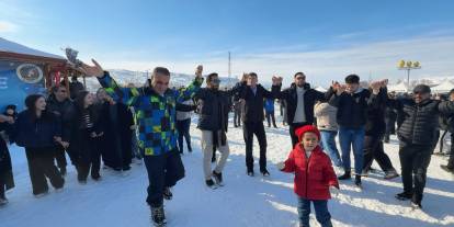 Sivas’ta Kar Üzerinde Halaylı Festival