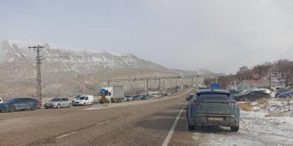 Sivas Gürün’de kar trafiği durdurdu